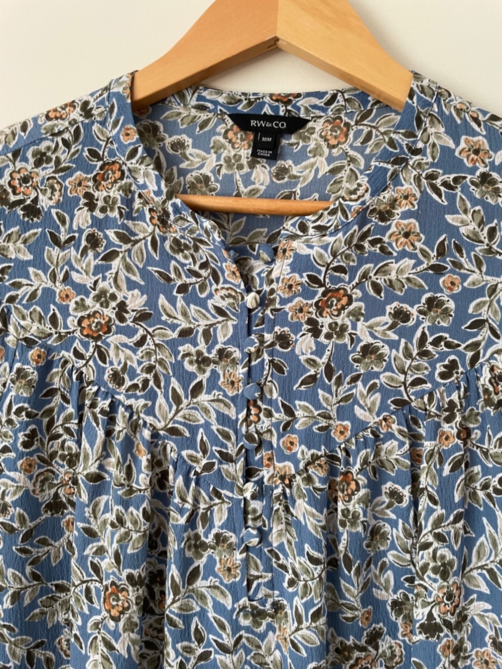 RW&CO. Blue Floral Button-Front Blouse - Picture 3 of 9